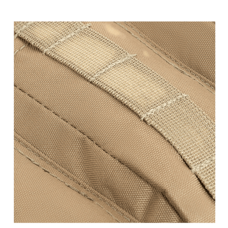 Nærbillede af M-Tac Assault Pack med MOLLE-fastgørelsessystem, viser stærkt stof og holdbare syninger. Perfekt til byrygsæk eller vandretur.