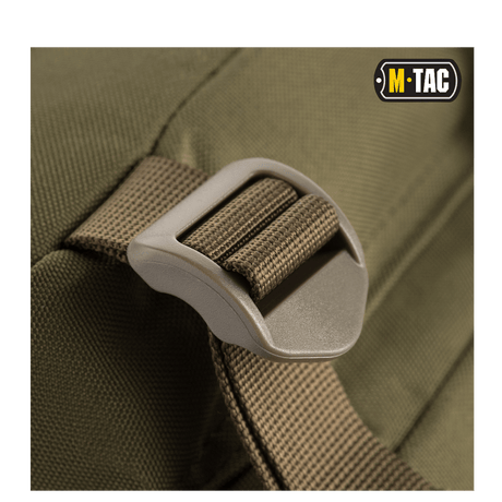 Nærbillede af M-Tac Assault Pack med justerbar skulderrem og MOLLE-fastgørelsessystem i olivengrøn farve.