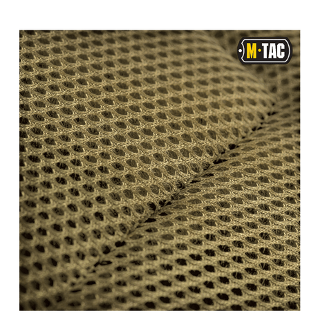 Close-up af M-Tac Assault Pack materiale med MOLLE-system og netstruktur i brun farve, ideel til komfort og holdbarhed.