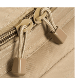 Nærbillede af lynlåse på M-Tac Assault Pack med holdbare materialer og MOLLE system, velegnet til bybrug eller korte vandreture. Dimensioner: 42x20x25 cm.