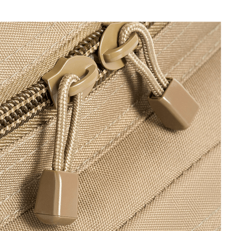 Nærbillede af lynlåse på M-Tac Assault Pack med holdbare materialer og MOLLE system, velegnet til bybrug eller korte vandreture. Dimensioner: 42x20x25 cm.