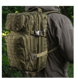 M-Tac Large Assault Pack Rygsæk Laser Cut med polstrede skulderstropper vist fra siden i naturlig udendørs omgivelser