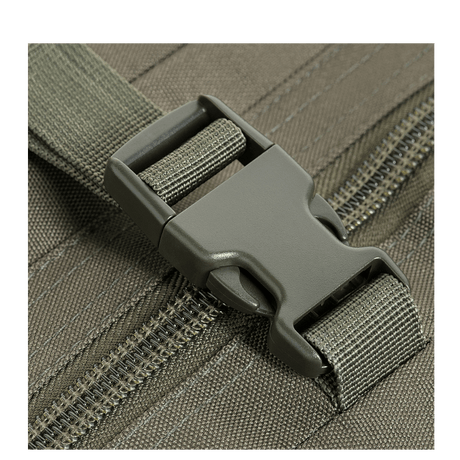 Detaljebillede af M-Tac Large Assault Pack Rygsæk Laser Cut med spænde og lynlåse.