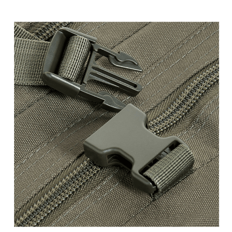 Nærbillede af en spænde og lynlåse på M-Tac Large Assault Pack Rygsæk Laser Cut med MOLLE-fastgørelsessystem.