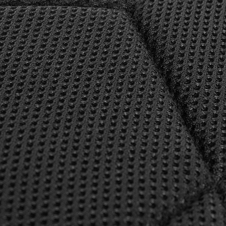 Nærbillede af åndbart mesh-materiale på M-Tac Assault Pack Laser Cut-bagside for øget komfort.