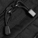 Nærbillede af lynlås på M-Tac Assault Pack Laser Cut, robust polyesterdesign med lynlåsstropper for holdbarhed.