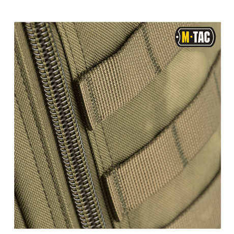 Nærbillede af M-Tac Large Assault Pack Rygsæk med MOLLE-fastgørelsessystem og lynlåsdetaljer.