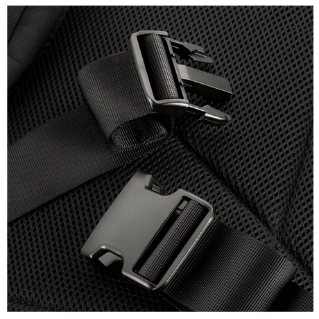 Nærbillede af spænde og rem på M-Tac Large Assault Pack Rygsæk med polstret komfortdesign og MOLLE-system