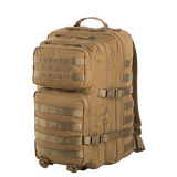 M-Tac Large Assault Pack Rygsæk med MOLLE-system, to store lommer, ekstra frontlommer og justerbare skulderremme i brun farve.