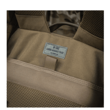 M-Tac Large Assault Pack Rygsæk med MOLLE-system og polstrede skulderremme, ideel til korte vandreture og bybrug.