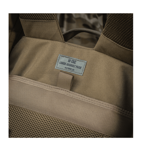 M-Tac Large Assault Pack Rygsæk med MOLLE-system og polstrede skulderremme, ideel til korte vandreture og bybrug.