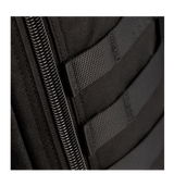 Detalje af M-Tac Large Assault Pack Rygsæk med lynlås og MOLLE-system i sort stof.