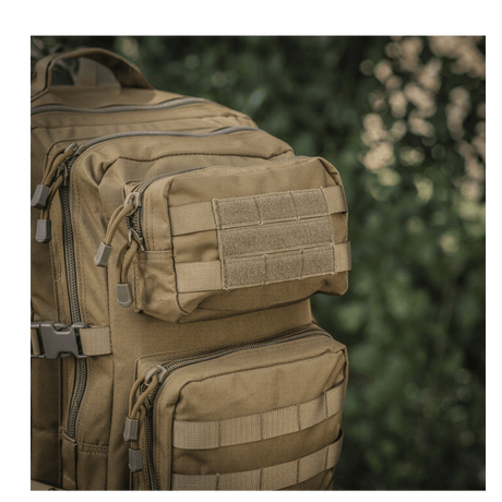 M-Tac Large Assault Pack Rygsæk i taktisk design med MOLLE-system og ekstra lommer, set i tæt skovområde.