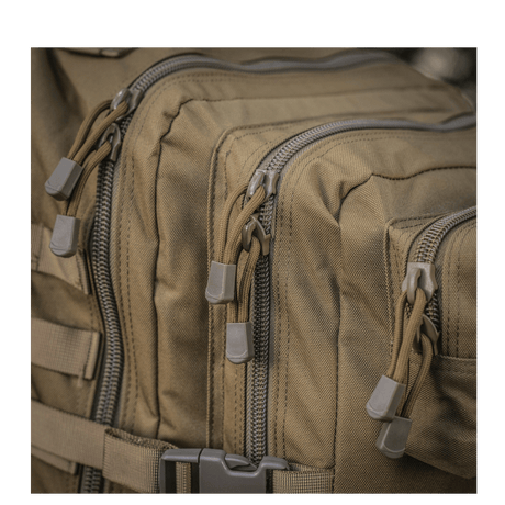 M-Tac Large Assault Pack Rygsæk med lynlåslommer og MOLLE-system, ideel til bybrug og vandreture.