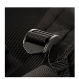 Nærbillede af justerbar skulderrem på M-Tac Large Assault Pack Rygsæk med polstring for øget komfort.