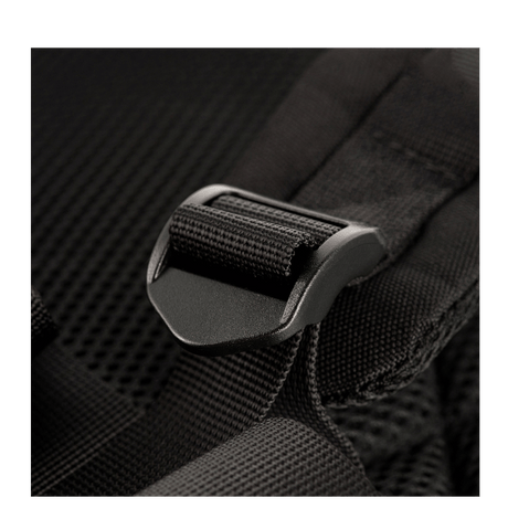 Nærbillede af justerbar skulderrem på M-Tac Large Assault Pack Rygsæk med polstring for øget komfort.