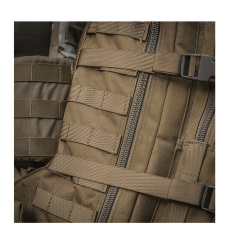 Nærbillede af M-Tac Large Assault Pack Rygsæk med MOLLE-system i beige farve
