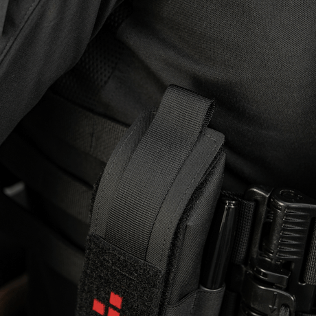 M-Tac Lomme til Tourniquet Closed monteret på en uniform, sort design, kritisk førstehjælpsudstyr til nødsituationer