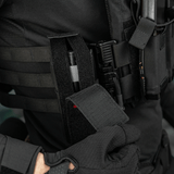 M-Tac Lomme til Tourniquet Closed i brug på taktisk vest, førstehjælpsudstyr opgraderet til beskyttelse og tilgængelighed.