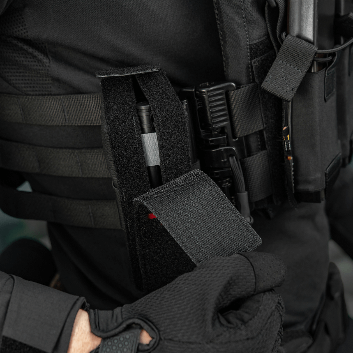 M-Tac Lomme til Tourniquet Closed i brug på taktisk vest, førstehjælpsudstyr opgraderet til beskyttelse og tilgængelighed.