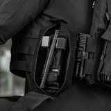 Billede af M-Tac Lomme til Tourniquet Closed monteret på taktisk vest til førstehjælp.