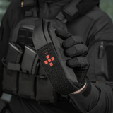 M-Tac Lomme til Tourniquet Closed i brug, designet til pålidelig beskyttelse i nødsituationer.