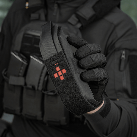 M-Tac Lomme til Tourniquet Closed i brug, designet til pålidelig beskyttelse i nødsituationer.