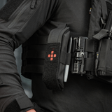 M-Tac Lomme til Tourniquet Closed fastgjort på taktisk udstyr for pålidelig beskyttelse og hurtig adgang under nødsituationer.