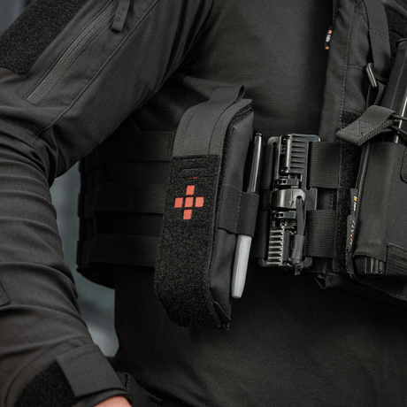 M-Tac Lomme til Tourniquet Closed fastgjort på taktisk udstyr for pålidelig beskyttelse og hurtig adgang under nødsituationer.