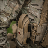 M-Tac Lomme til Tourniquet Closed fastgjort til militæruniform.