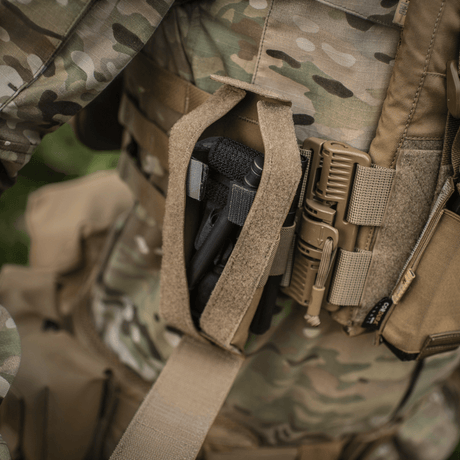 M-Tac Lomme til Tourniquet Closed monteret på taktisk vest i camouflagedesign.