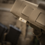 M-Tac Lomme til Tourniquet Closed i brugsskud, høj kvalitet, beige farve, førstehjælpsudstyr på baggrund, holdbar og pålidelig.