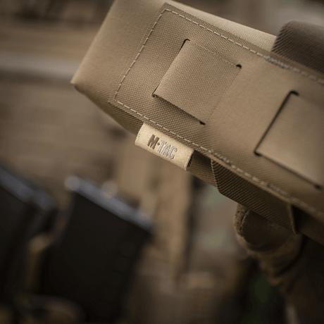 M-Tac Lomme til Tourniquet Closed i brugsskud, høj kvalitet, beige farve, førstehjælpsudstyr på baggrund, holdbar og pålidelig.
