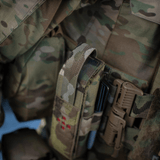 M-Tac Lomme til Tourniquet Closed monteret på taktisk vest i kamuflage.