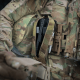 M-Tac Lomme til Tourniquet Closed i brug på kamptøj, der viser sikkerhed og pålidelighed i et lukket design for optimal beskyttelse.