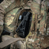 M-Tac Lomme til Tourniquet Closed monteret på camouflage-taktisk vest, klar til nødsituationer og effektiv førstehjælp.