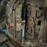 M-Tac Lomme til Tourniquet Closed i camouflage stof på uniform, holder en sort pen og medicinsk udstyr. Pålidelig beskyttelse.