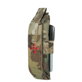 M-Tac Lomme til Tourniquet Closed i camouflage design til førstehjælp, set fra siden med robust beskyttelse til tourniquet.