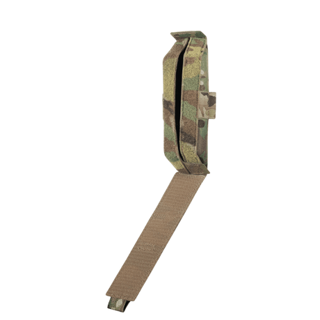 M-Tac Lomme til Tourniquet Closed i camouflagedesign, set fra siden, ideel til pålidelig turikiets opbevaring i nødsituationer.