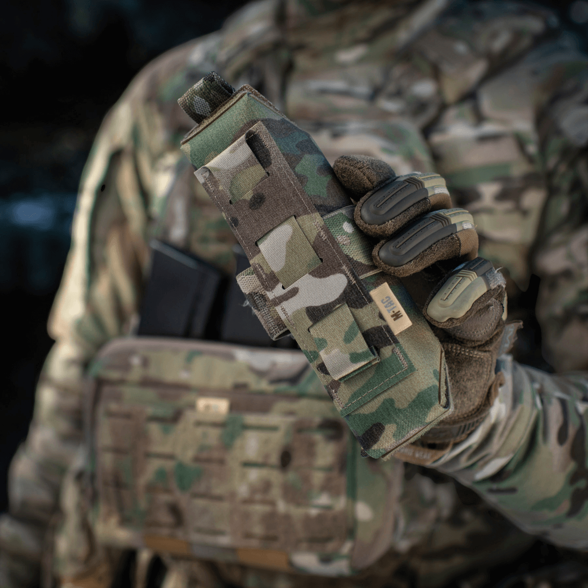M-Tac Lomme til Tourniquet Closed i camouflage-design holdt af militærpersonel.