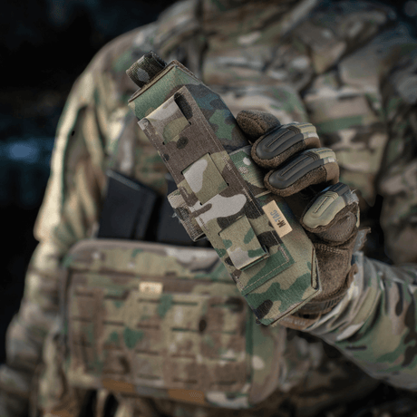 M-Tac Lomme til Tourniquet Closed i camouflage-design holdt af militærpersonel.