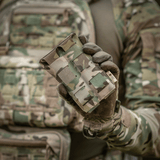 M‑Tac Double Magazine Pouch APS Laser Cut i brug, holdt af en person i militært camouflagetøj. Let, kompakt design til APS-magasiner.