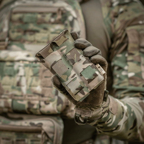 M‑Tac Double Magazine Pouch APS Laser Cut i brug, holdt af en person i militært camouflagetøj. Let, kompakt design til APS-magasiner.