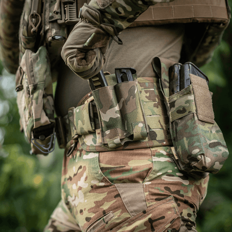 M‑Tac Double Magazine Pouch APS Laser Cut påsoldat med camouflageuniform, viser brugervenlighed og holdbarhed i feltet.