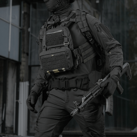 Taktisk operatør iført M-Tac Admin Pouch Large Elite, til opbevaring af udstyr som dokumenter og lommelygte, fremstillet af Cordura 500D.