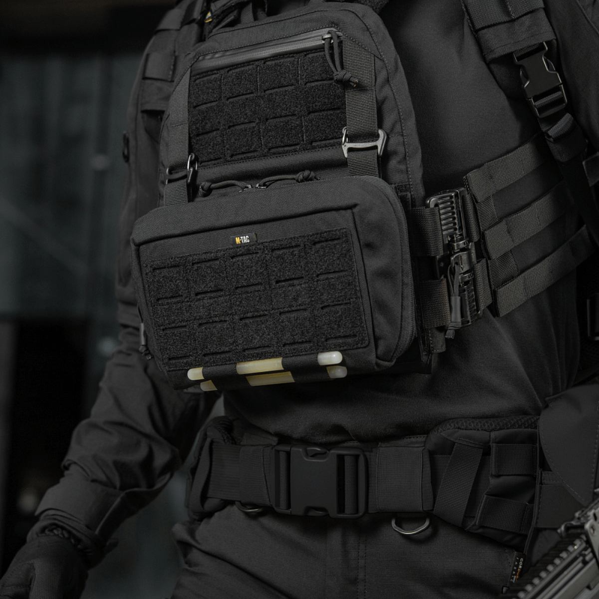 M-Tac Admin Pouch Large Elite på en taktisk vest, lavet af holdbar Cordura 500D, ideel til opbevaring af udstyr og diverse genstande.