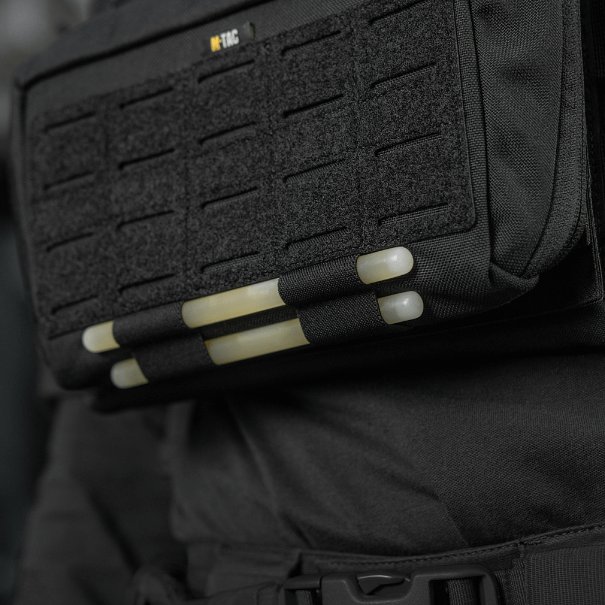 Detaljebillede af M-Tac Admin Pouch Large Elite monteret på rygsæk, fremstillet af slidstærkt Cordura 500D, med Laser Cut velcro-panel.