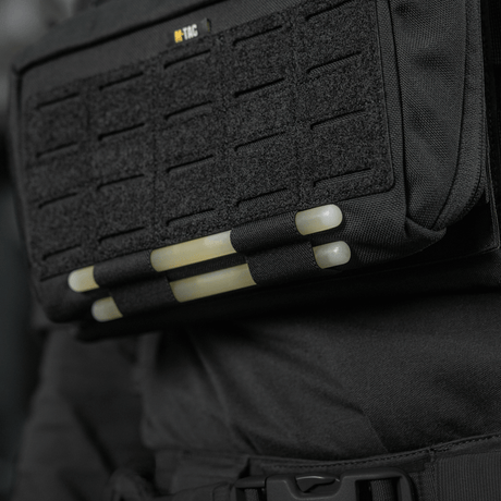 Detaljebillede af M-Tac Admin Pouch Large Elite monteret på rygsæk, fremstillet af slidstærkt Cordura 500D, med Laser Cut velcro-panel.