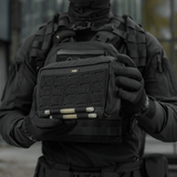 M-Tac Admin Pouch Large Elite taktisk udstyrstaske i sort, holdt af person iført taktisk tøj, fremstillet af slidstærkt Cordura 500D