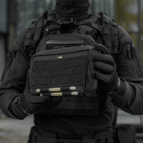 M-Tac Admin Pouch Large Elite taktisk udstyrstaske i sort, holdt af person iført taktisk tøj, fremstillet af slidstærkt Cordura 500D